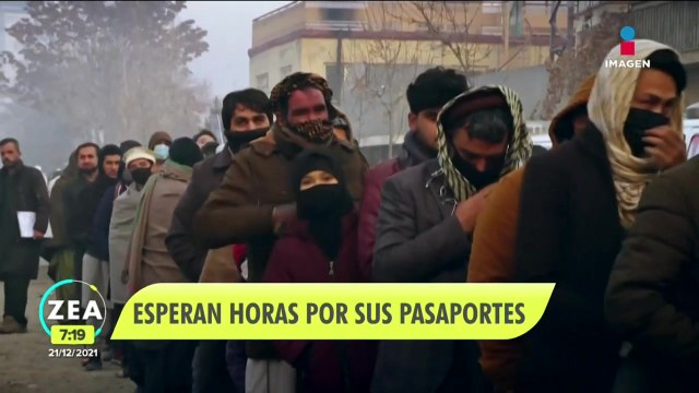 Afganos esperan horas por pasaportes en Kabul
