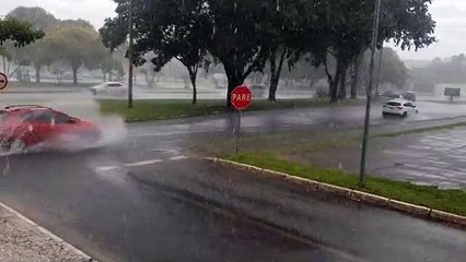 Chuva forte no DF causa alagamento no Setor de Administração Federal Sul (SAFS)