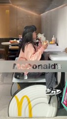 McDonald's : elle mange son burger en... faisant du vélo d'intérieur ! (vidéo)