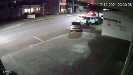 Outro ângulo: câmera registra colisão que envolveu quatro carros no Centro de Cascavel