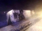 Tatvan'da tipi ve fırtına nedeniyle iki otobüs devrildi: 35 yaralı