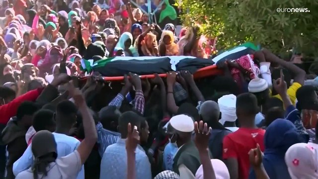 شاهد: تشييع حاشد لمتظاهر سوداني توفي إثر إصابته خلال المظاهرات الأخيرة