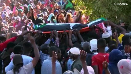 شاهد: تشييع حاشد لمتظاهر سوداني توفي إثر إصابته خلال المظاهرات الأخيرة
