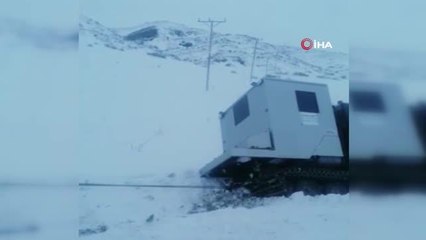 Karda mahsur kalan arıza ekibi kurtarıldı