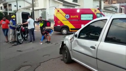 Renault Logan e Honda Titan 160 colidem no Centro de Cascavel, deixando o motociclista ferido