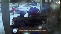 Carro invade loja em Jardim da Penha