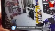 Carro invade loja em Jardim da Penha