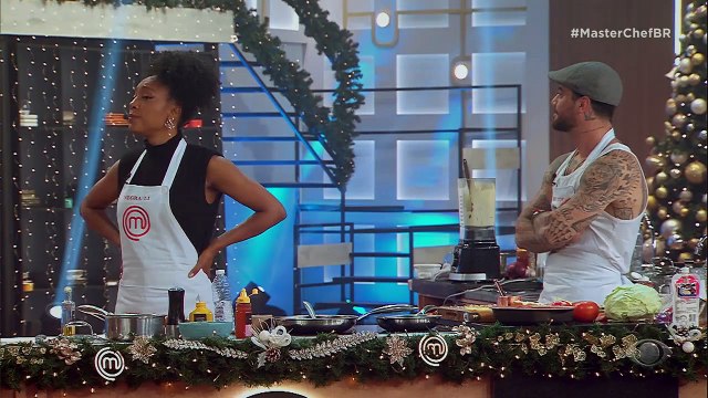 Artistas fizeram um hambúrguer de acém e contrafilé acompanhado de cogumelos, batata assada e maionese de alho