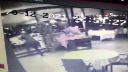 Video herunterladen: Susurluk hükümlüsü eski özel harekatçı Ziya Bandırmalıoğlu'nun öldürüldüğü silahlı kavganın güvenlik kamerası görüntüleri ortaya çıktı