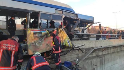 Ankara'da EGO otobüsü bariyerlere çarptı, yaralılar var