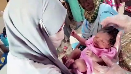 Gamze Özçelik Nijer'de bebeklerin yardımına koştu!