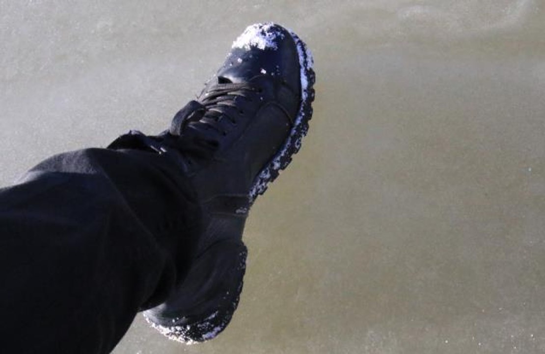 Mersin'de sulama göleti dondu, ağaçlarda buz sarkıtı oluştu