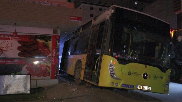 Otobüs balkonla kaldırım arasına sıkıştı
