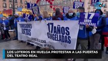 Los loteros en huelga protestan a las puertas del Teatro Real