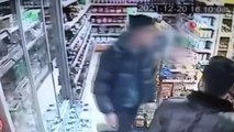Markete giren hırsız, iş yeri sahibi tarafından sopayla kovalandı