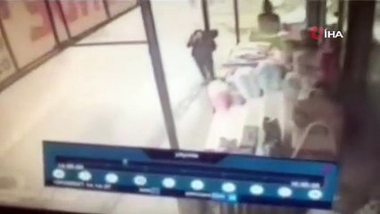 Güpegündüz yolda yürüyen kadının burnunu böyle kırdı