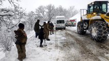 Siirt'te karda mahsur kalan korucular kurtarıldı