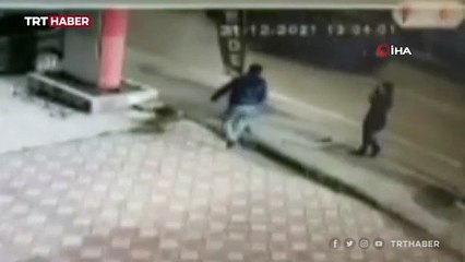 Yolda yürüyen kadının burnunu kırdı