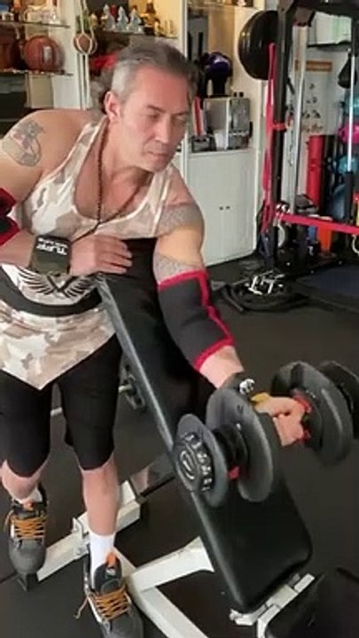 —Gear provided by @bodyengineers —Happy Monday ! —Salut la famille, j’espère que vous allez bien et que vous avez passez un bon week-end ? Voici mon entraînement Bras de ce lundi matin.« Whatever the mind of man can conceive and believe, it can ach