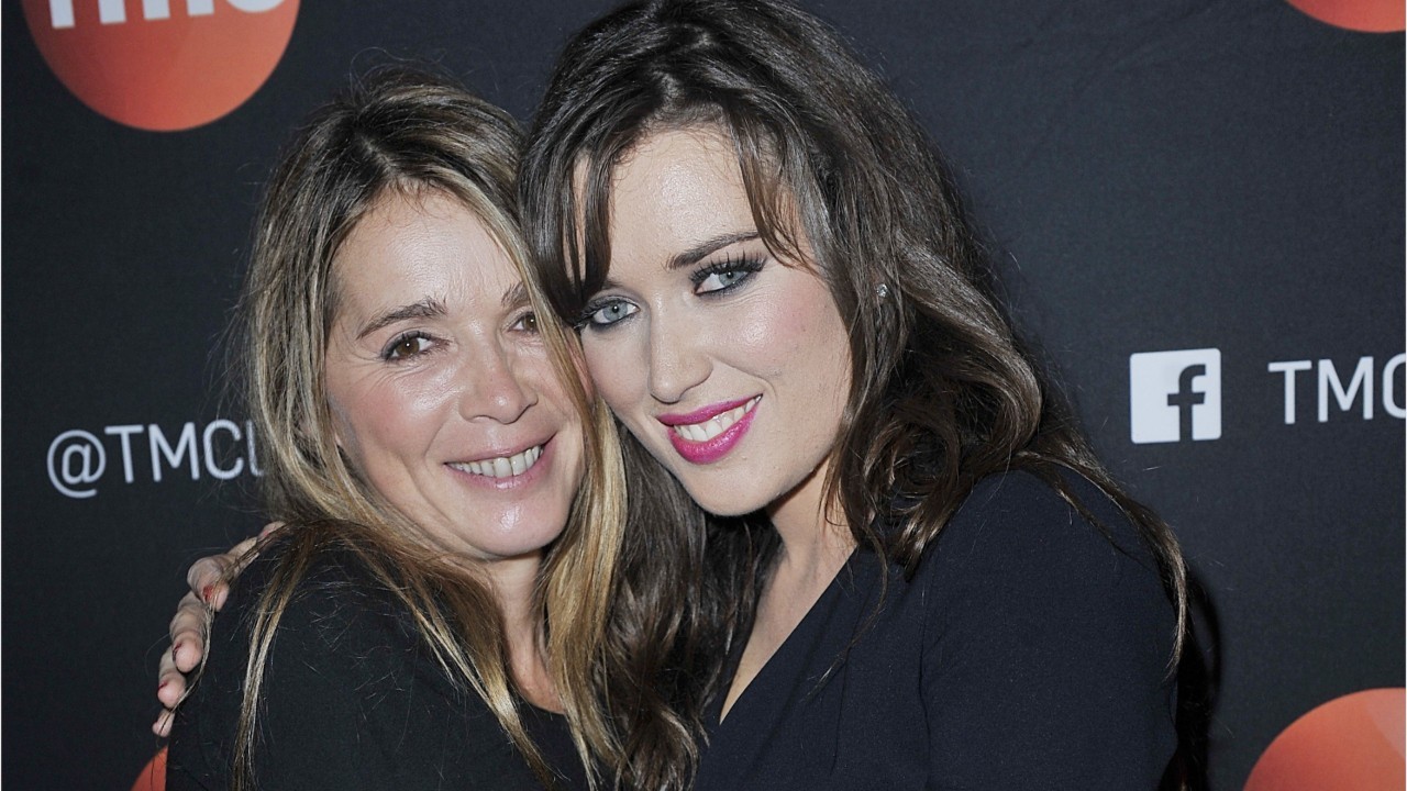 Hélène Rollès : ses confidences glaciales sur Elsa Esnoult, sa partenaire  des "Mystères de l'amour" - Femmeactuelle.fr