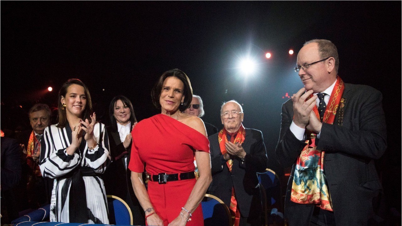 FEMME ACTUELLE - Camille Gottlieb et Pauline Ducruet rayonnantes en robes de soirée au bras de leur mère Stéphanie de Monaco pour le Festival du cirque de Monte-Carlo