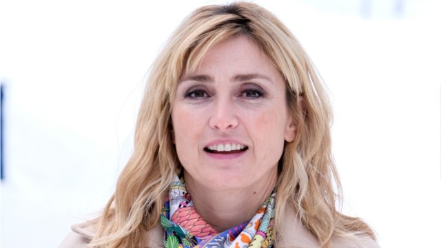 FEMME ACTUELLE - Julie Gayet méconnaissable : son look improbable sur un tournage amuse les internautes