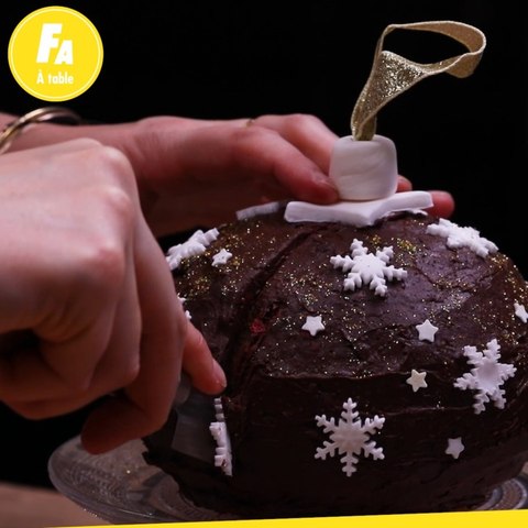 Gâteau en forme de boule de Noël façon pinata : découvrez les