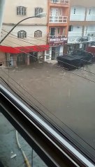 Chuva forte causa alagamentos em Pinheiros