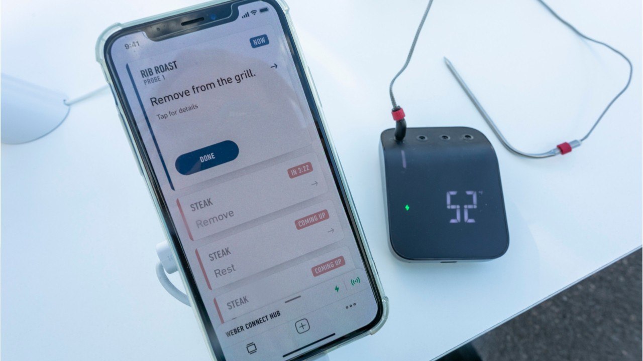 FEMME ACTUELLE - Une femme meurt électrocutée après avoir utilisé son smartphone dans son bain