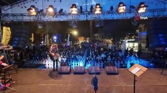Bodrum'da yüzlerce kişi soğuk havaya ve yağmura aldırış etmeden doyasıya eğlendi