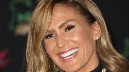 FEMME ACTUELLE - Vitaa sexy et glamour dans une petite robe noire parfaite pour les fêtes !