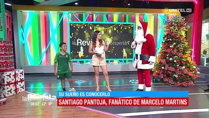 Martins se disfraza de Santa Claus y le da una sorpresa a un niño