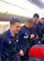 Trabzonsporlu futbolculardan uçakta horon ve kolbastı