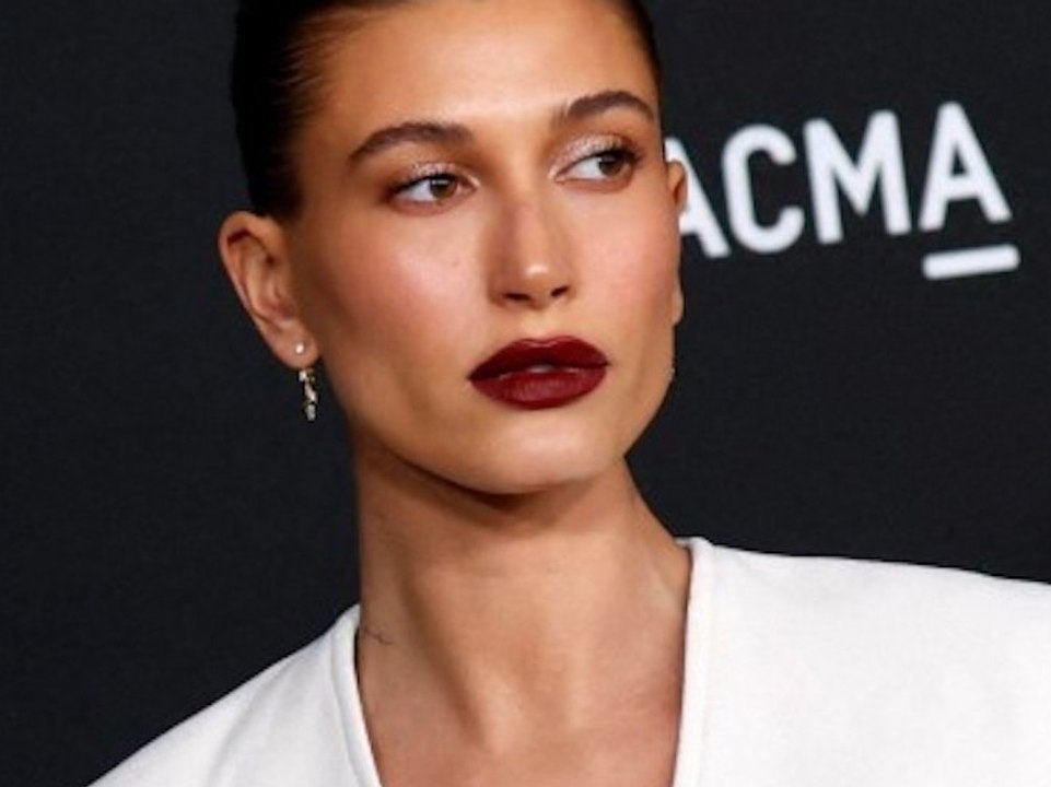 Aussehen wie Hailey Bieber und Bella Hadid: Dieser Hut ist angesagt!