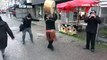 Samsun'da döviz kurlarının düşmesini kutlayan bir vatandaş sokak ortasında oynadı