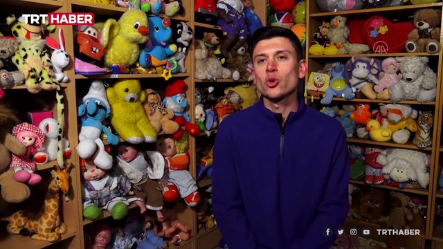 Karlı dağları aşıp çocuklara hediye götürüyor