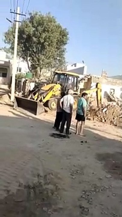 नींव की खुदाई में पड़ोसी की दीवार गिरी, एक की मौत