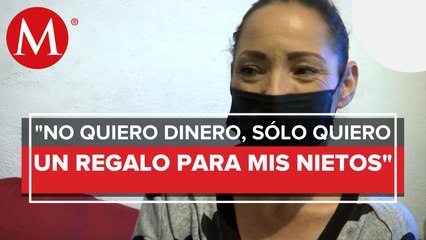 Señora intercambia joyería por juguetes para sus nietos