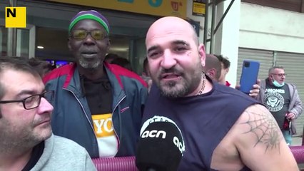 Tino, propietari del bar Pepe's, i Míriam Marré, propietària de l'administració número 2 de Calella, celebren el tercer premi de la rifa de Nadal