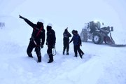 Hakkari'de yol açmaya çalışan karla mücadele ekibi tipiye yakalandı