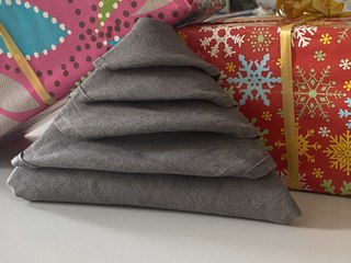 Plier une serviette en forme de sapin