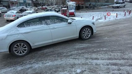 Buzlanma sürücülere ve yayalara zor anlar yaşattı