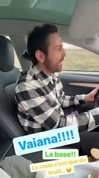 Camille Combal chante l'album de Vaiana en voiture avec sa femme Marie Treille Stefani, enceinte de leur premier enfant.