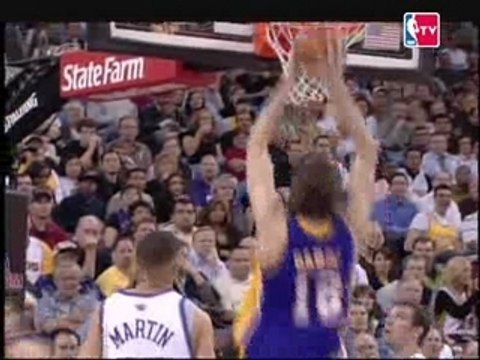 Luke Walton makes a beautiful tap-back pass to Pau Gasol for
