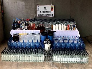 Son dakika! BALIKESİR'DE 3 BİN 160 LİTRE KAÇAK İÇKİ ELE GEÇİRİLDİ; 21 GÖZALTI