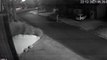 Vídeo mostra ladrões furtando veículo Gol no Bairro Santos Dumont