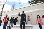 Son dakika haberi... Sakarya Valisi Kaldırım, çocuklarla kar topu oynadı