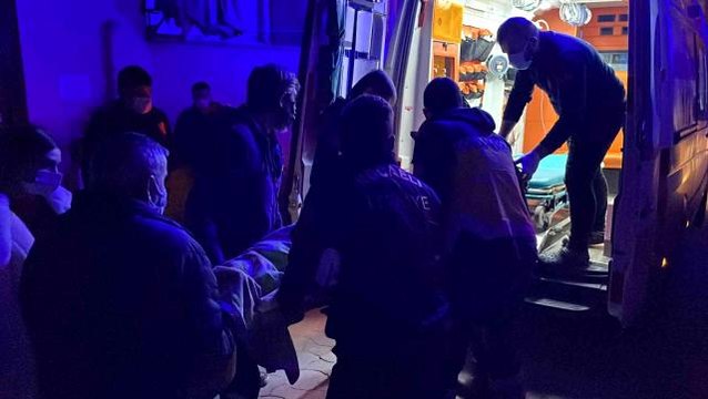 Evinde düşen yaşlı kadını itfaiye ekipleri kurtardı