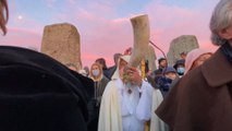 Un millar de personas se juntan en el Stonehenge para celebrar la noche más larga