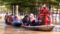Rescues and aid delivered to Malaysia flood victims